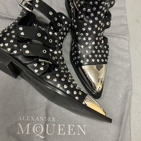 Alexander McQueen Black Leather Silver Tip fully studded Boots Size 8.5 NWOT - Picture 3 of 7